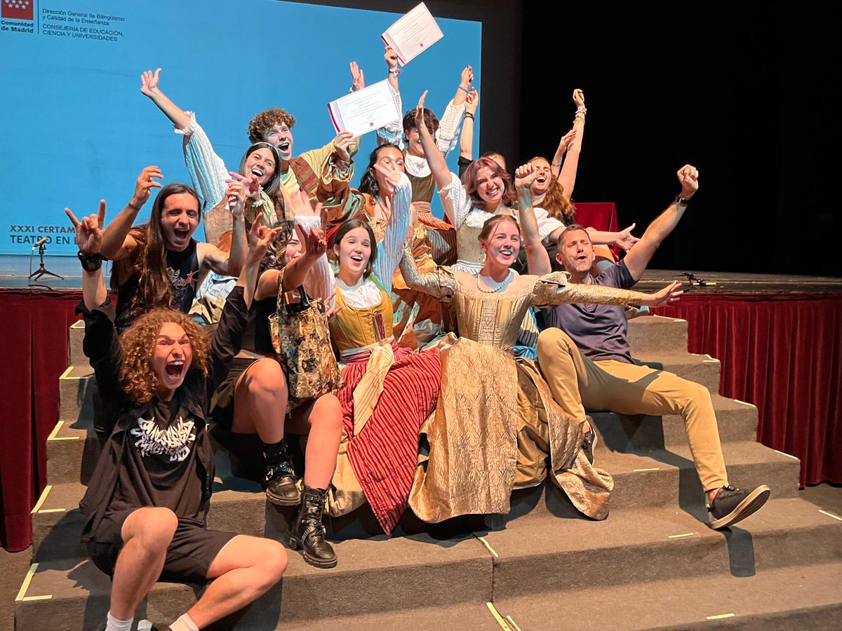 mirasierraies's tweet photo. Los alumnos de 1º Bachillerato de Artes Escénicas han ganado el primer premio del XXXI Certamen de Teatro en Verso de la Comunidad de Madrid. 

Y Marcos Alonso @marcosalonso74, su profesor, también ha ganado el premio al mejor director. 

¡¡Enhorabuena!! https://t.co/NrDEXFbAx0