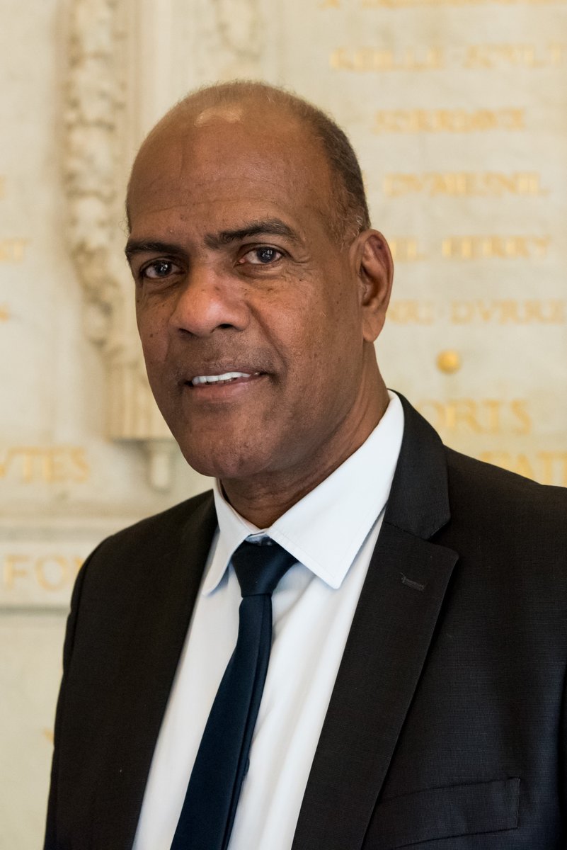 resca_media's tweet photo. 📩 #Martinique : Bannissement des termes à connotation coloniale et intégration du créole dans les courriers administratifs à la CTM.

Dans un document interne, le président de l'exécutif Serge Letchimy indique : "chaque document administratif destiné à ma signature devra intégrer au moins un mot ou une phrase en créole".

Les termes à connotation coloniale devraient également être supprimés, selon ce document et les exemples cités :
« Remplacez Métropole par France Hexagonale ou France Continentale.
Utilisez pays ou peyi au lieu de Territoire.
Évitez le terme Colonial, ou remplacez-le par des alternatives contextuellement neutres.
Favorisez Antilles ou Martinique plutôt que Outre-mer. »