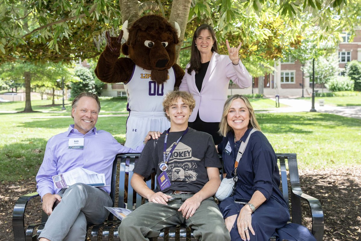 McQueenCandice's tweet photo. Perfect day for welcoming more of @lipscomb 's newest Bisons at New Student Orientation! We are so glad you are coming HOME to Lipscomb &amp; can't wait to see you on campus this fall. Looking forward to meeting more new students at NSOs later this week! #LipscombBound https://t.co/MjxX1z2V6p