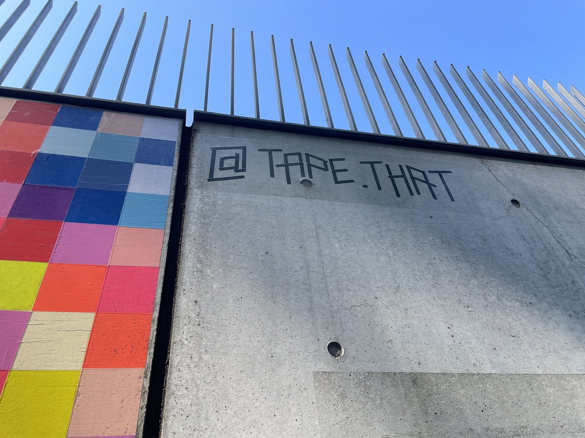 neko_blog's tweet photo. ぐーてんもる元気ですかぁー!大使館外壁に展示中の #TapeThat のアート作品が透明フィルムで保護されてる♡ニャう=^_^= https://t.co/iRNxvjSLgV