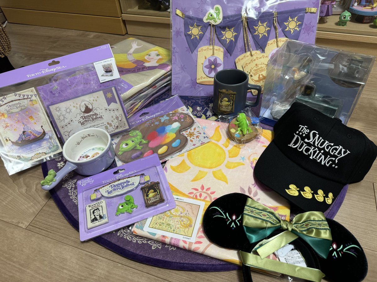 Rapu2Tangled's tweet photo. 友達のおかげで絶対欲しいもの、と抑え気味に選んで(これでもゆきち4人分)ゲットできました！ありがとう😭

アナのカチューシャは娘の！
来月カチューシャつけていこうね、と言ったら「うん、お洋服はティンカーベルね！」

…どういうことだってばよ😇 https://t.co/C3x6Ht8Rt0