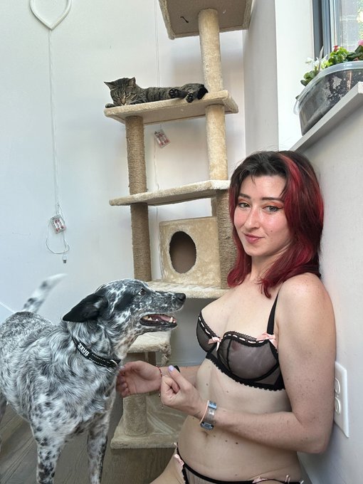 Cute moment with dog😍😍🩷&hellip; oh wait&mdash;-is she flexing??? 🫨🫨 😮yes&hellip; I guess you could say I was caught flexing😬💪🏻