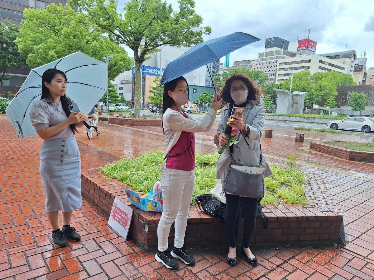 FlowerDemoSakae's tweet photo. 6月9日(日)12時〜13時、フラワーデモさかえを開催しました！

時折雨や風が強くなることもありましたが、みなさんのご協力のもと無事に乗り切りました。ありがとうございました！

今回も皆さんと集まれて、想いや情報を共有し合え、希望を感じる時間でした。

 #MeToo 
 #withYou https://t.co/IEKiBjNoci