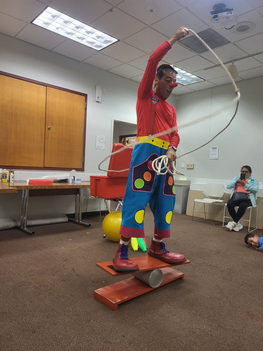 ealeman13's tweet image. Amazing Clown show at Parkplace Public Library. The Amazing Roly was very entertaining. What a wonderful way to spend my afternoon with my niece.#Houstonpubliclibrary