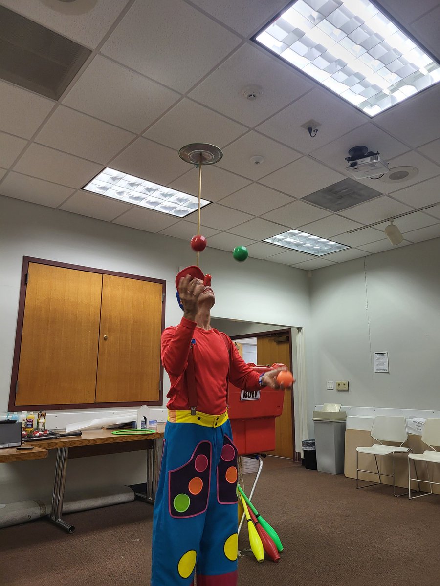 ealeman13's tweet image. Amazing Clown show at Parkplace Public Library. The Amazing Roly was very entertaining. What a wonderful way to spend my afternoon with my niece.#Houstonpubliclibrary