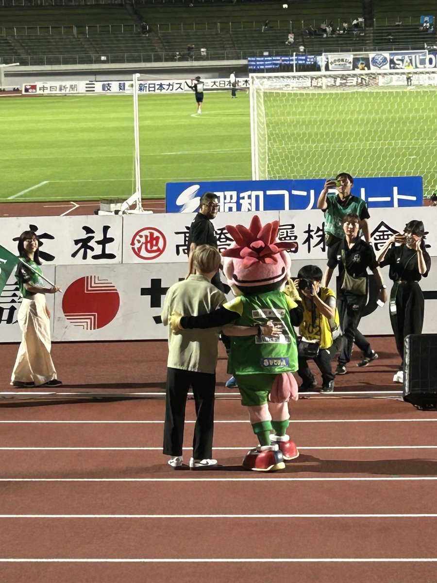 otooo1106's tweet photo. 私はこの日、写真撮りたい〜😍レスちょうだい〜😍のオタ活でしたが⚽️
試合中、広いスタジアムで選手まで声を届けるサポーターさんたちの熱量は半端なかったです📣🥁🚩 https://t.co/UwN7Edo8lY