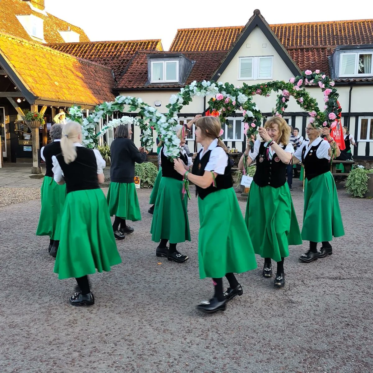 Fiddlestickclog's tweet photo. Dancing at @RamTivetshall this evening
#fiddlesticksclog #norfolkdance #Tivetshall https://t.co/3ghHJlNpdi