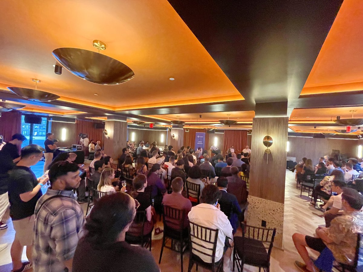 wright_success's tweet image. Hosted an amazing Blockchain &amp;amp; Digital Assets Happy Hour for @chainlink during #NYTechWeek! 
•700+ registrants
•Sold-out event
•Speakers from @chainlink, @21co__ , @Securitize &amp;amp; @coinbase

Thanks to everyone who made it a success! 🙌🏾
#NY #Chainlink