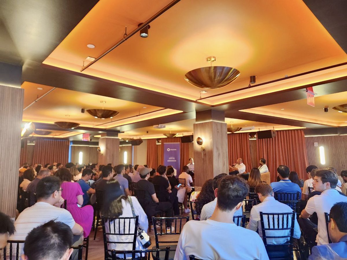 wright_success's tweet image. Hosted an amazing Blockchain &amp;amp; Digital Assets Happy Hour for @chainlink during #NYTechWeek! 
•700+ registrants
•Sold-out event
•Speakers from @chainlink, @21co__ , @Securitize &amp;amp; @coinbase

Thanks to everyone who made it a success! 🙌🏾
#NY #Chainlink