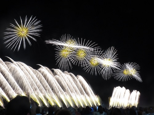 waratubu's tweet photo. 赤川花火記念大会2024は8月17日(土) 開催予定！有料席チケットはリピーター先行販売（※抽選）が6月14日10:00〜6月16日17:00！イープラス先行は6月20日10:00～、一般販売は7月1日10:00～スタート！チケットの詳細、見どころ、場所、穴場スポットなど詳しくは⇒⇒https://t.co/xWZH3jmVxj https://t.co/1mn2yNwPL8