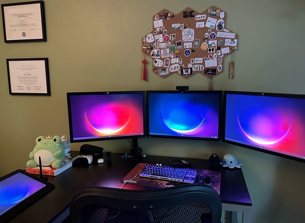 thenobodycrown's tweet image. hey, here&apos;s where i work on games! and yes, if my GPU had five outputs, it would be utilized #IndieDevWorkspaceChallenge