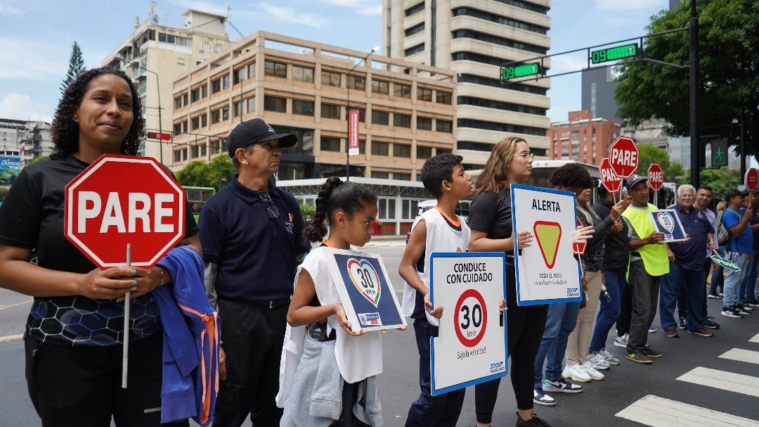 Chacao's tweet photo. #10Jun Integrantes de las distintas direcciones e instituciones de la Alcaldía de Chacao acompañaron la actividad de concienciación de @movilidadchacao por el Día Mundial de la Seguridad Vial junto a #ZoomVenezuela.

La dinámica fue realizada en los pasos peatonales de Altamira. https://t.co/bswpoirTlq