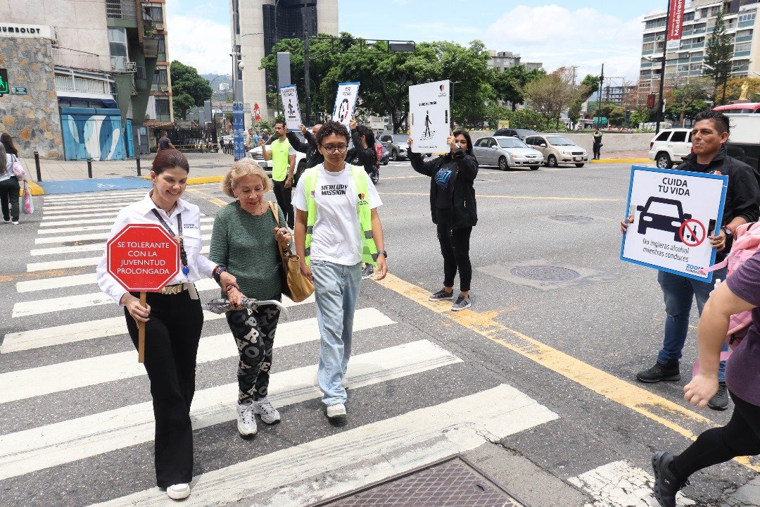 Chacao's tweet photo. #10Jun Integrantes de las distintas direcciones e instituciones de la Alcaldía de Chacao acompañaron la actividad de concienciación de @movilidadchacao por el Día Mundial de la Seguridad Vial junto a #ZoomVenezuela.

La dinámica fue realizada en los pasos peatonales de Altamira. https://t.co/bswpoirTlq