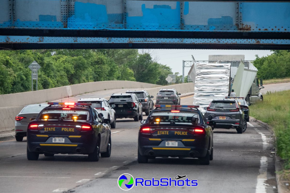 RobShots tweet media