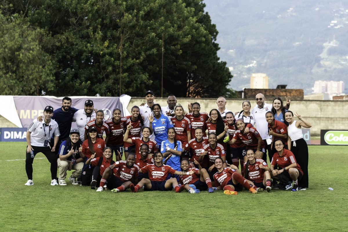 DIMOficialFem's tweet photo. [❤️💙🤩] ¡Estamos clasificadas! 

Las #Poderosas estarán presentes en los cuadrangulares semifinales. ✨💪 ¡Vamos Medellín! 🔴🔵

#MásFuertesJuntas https://t.co/kY9C3iclXW