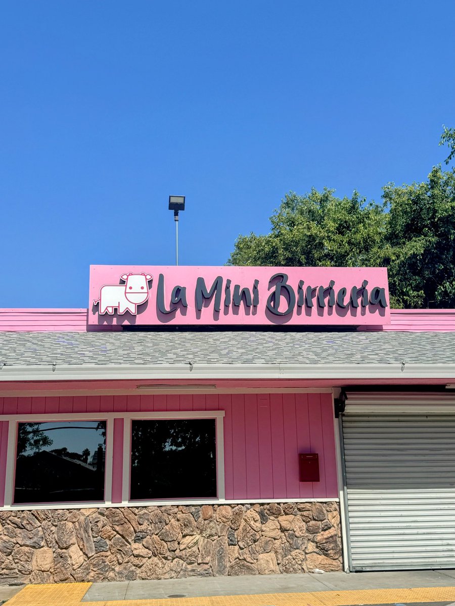 CM_Talamantes's tweet photo. How cute is La Mini Birrieria?! 🩷 🌮🩷 🌮

The mother-daughter duo Zulema and Sarah are an inspiration for aspiring business owners! Can’t wait for the opening date. #Natomas #Northgate #Gardenland @natomasbuzz https://t.co/03Wvc1ut3R