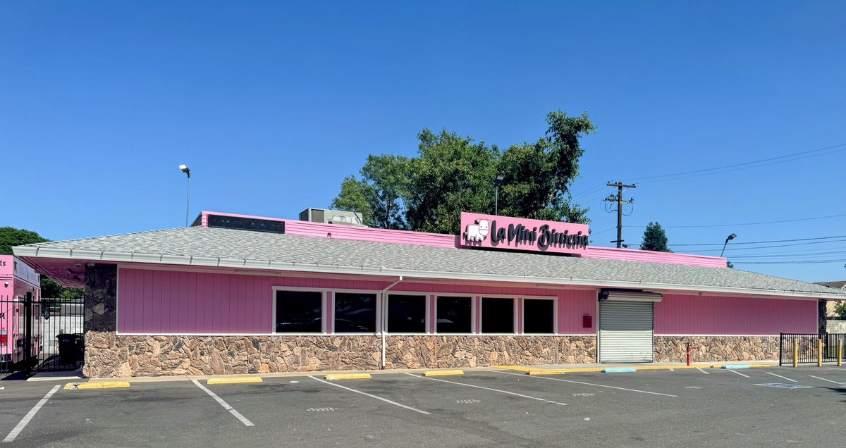 CM_Talamantes's tweet photo. How cute is La Mini Birrieria?! 🩷 🌮🩷 🌮

The mother-daughter duo Zulema and Sarah are an inspiration for aspiring business owners! Can’t wait for the opening date. #Natomas #Northgate #Gardenland @natomasbuzz https://t.co/03Wvc1ut3R
