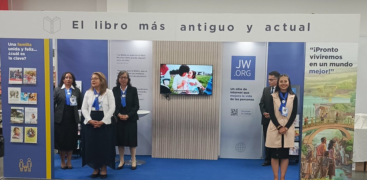 MarceHolguinh's tweet photo. Amigos "boicoteadores" :  de ninguna forma puede ser una feria de izquierdas, si existe un stand de lecturas bíblicas.
#FilQuito https://t.co/DwuXnJW5oq