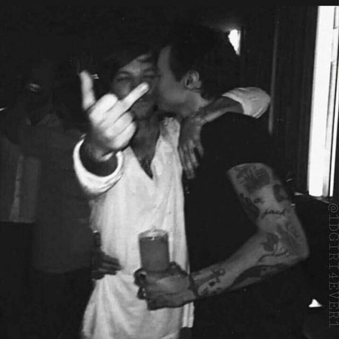 lrrypoem's tweet photo. I fucking love you • Oneshot larry 💞

Aquele em que, após 4 anos de relacionamento, Louis decide pedir Harry em casamento mas ele quer que nada mais, nada menos que o  vocalista da sua banda favorita ajude no pedido. https://t.co/DcpvXcuhSP