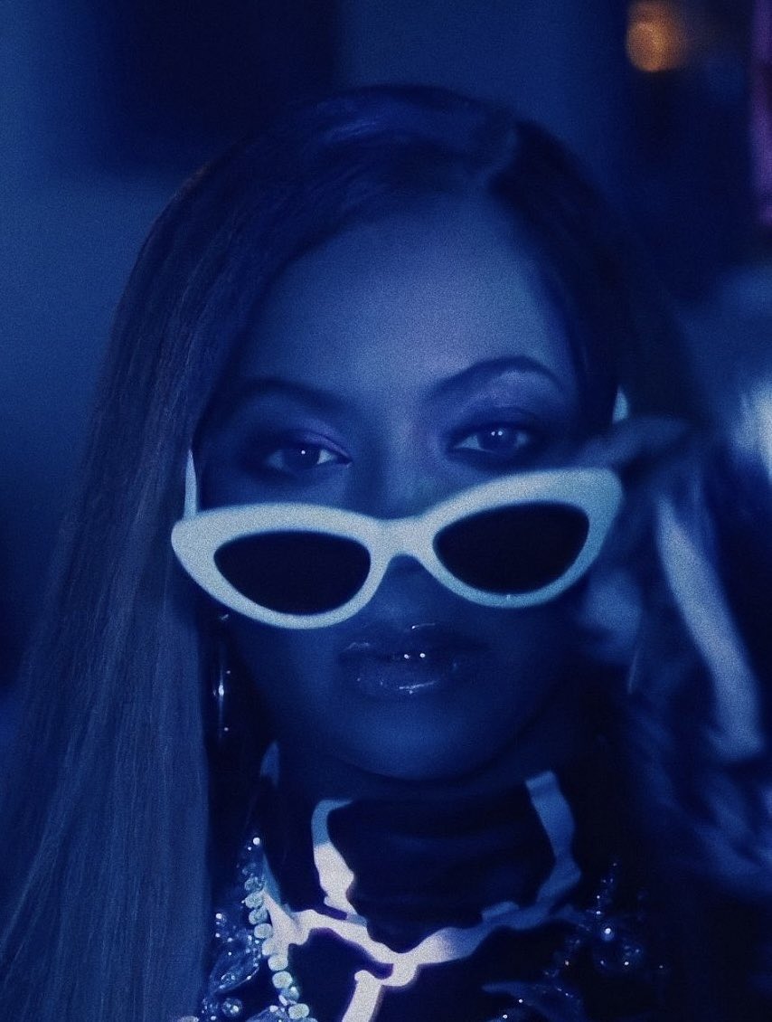 BeccaRBRoyalty's tweet photo. You can put blue lights on Black girls 🔥 https://t.co/iywCrdYEuo