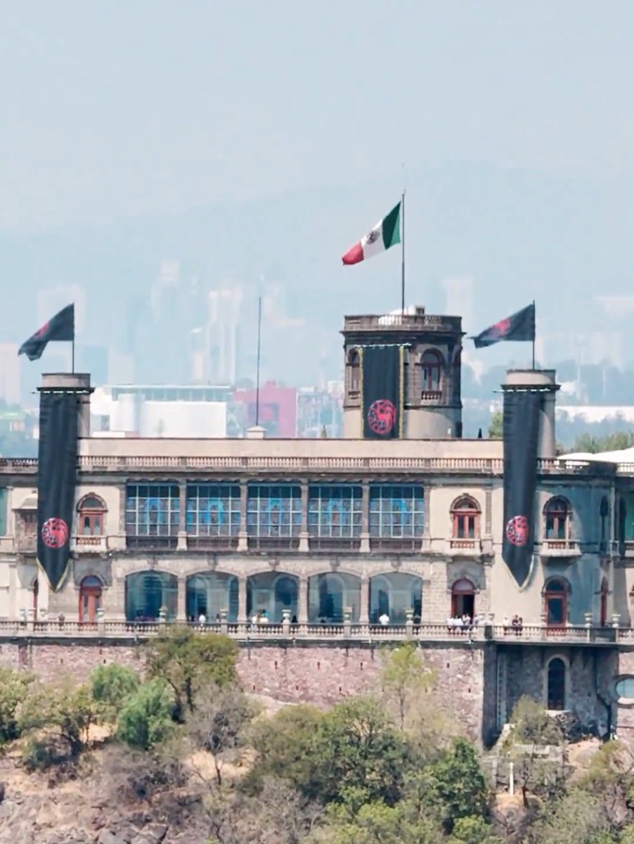 Politica_Basica's tweet photo. El @INAHmx demandará a MAX (HBO)por montar ficticiamente las banderas de la reina Rhaenyra en el Castillo de Chapultepec

Spoiler:Sí, se necesita permiso del Inah para reproducir monumentos históricos y al parecer no lo tienen.

Ya dinos la verdad Inah, eres team verdes ¿Verdad? https://t.co/YxZ0B32OD1