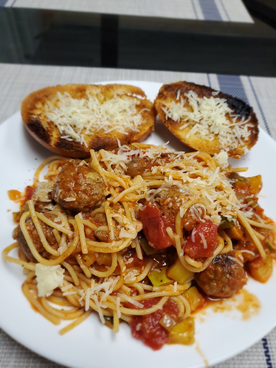 EddieQRadio's tweet photo. Black pepper beef &amp; broccoli, gnocchi in sun-dried tomato sauce, beef ragu, spaghetti &amp; meatballs with garlic parm bread. https://t.co/6XO1R0AqKo