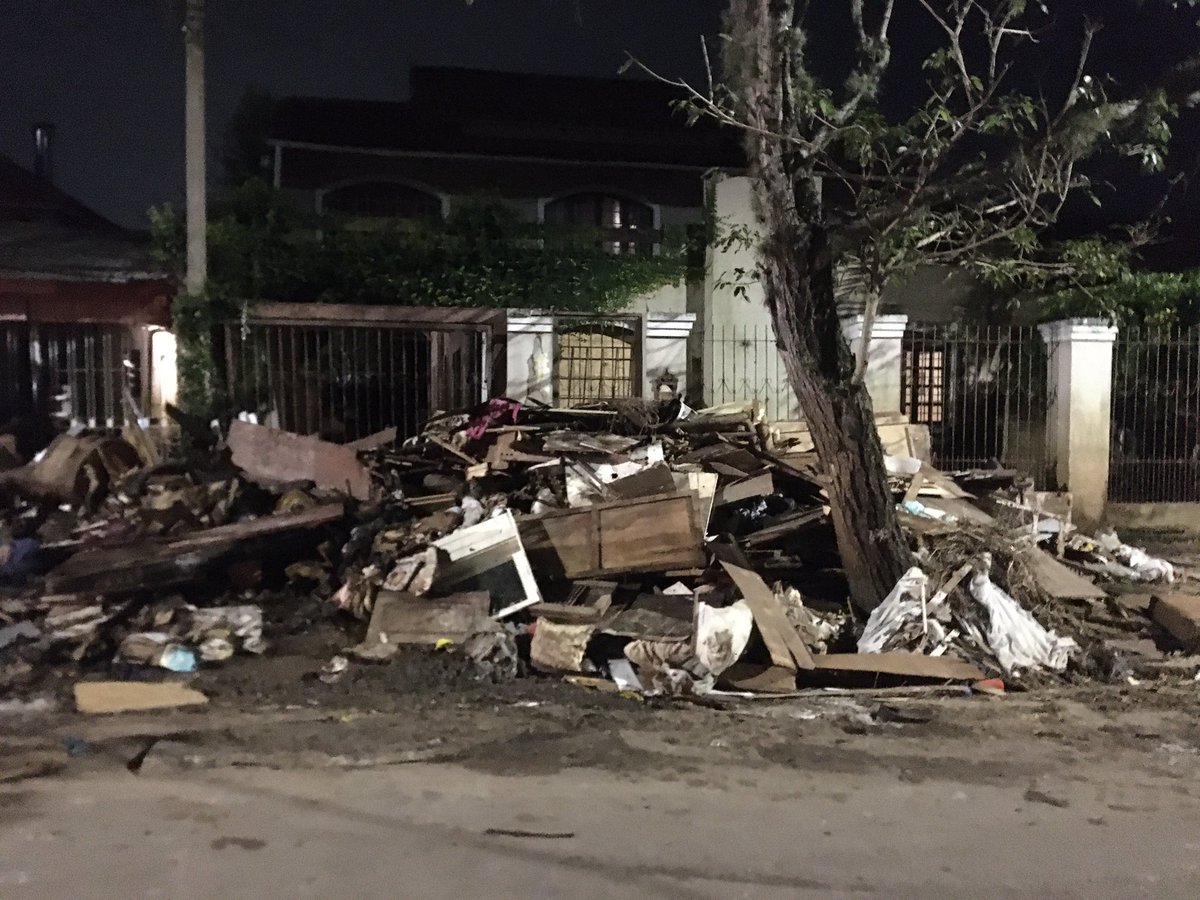 Boa noite prefeito <a href="/SebastiaoMelo/">Sebastião Melo</a>, como eu entro em casa? Depois da “limpeza parcial” da tarde de hoje na Avenida Guaíba bloquearam todo e qualquer acesso a nossa casa com entulho retirado parcialmente da casa do meu vizinho. Que também está sem acesso a casa dele. <a href="/gzhdigital/">GZH</a>