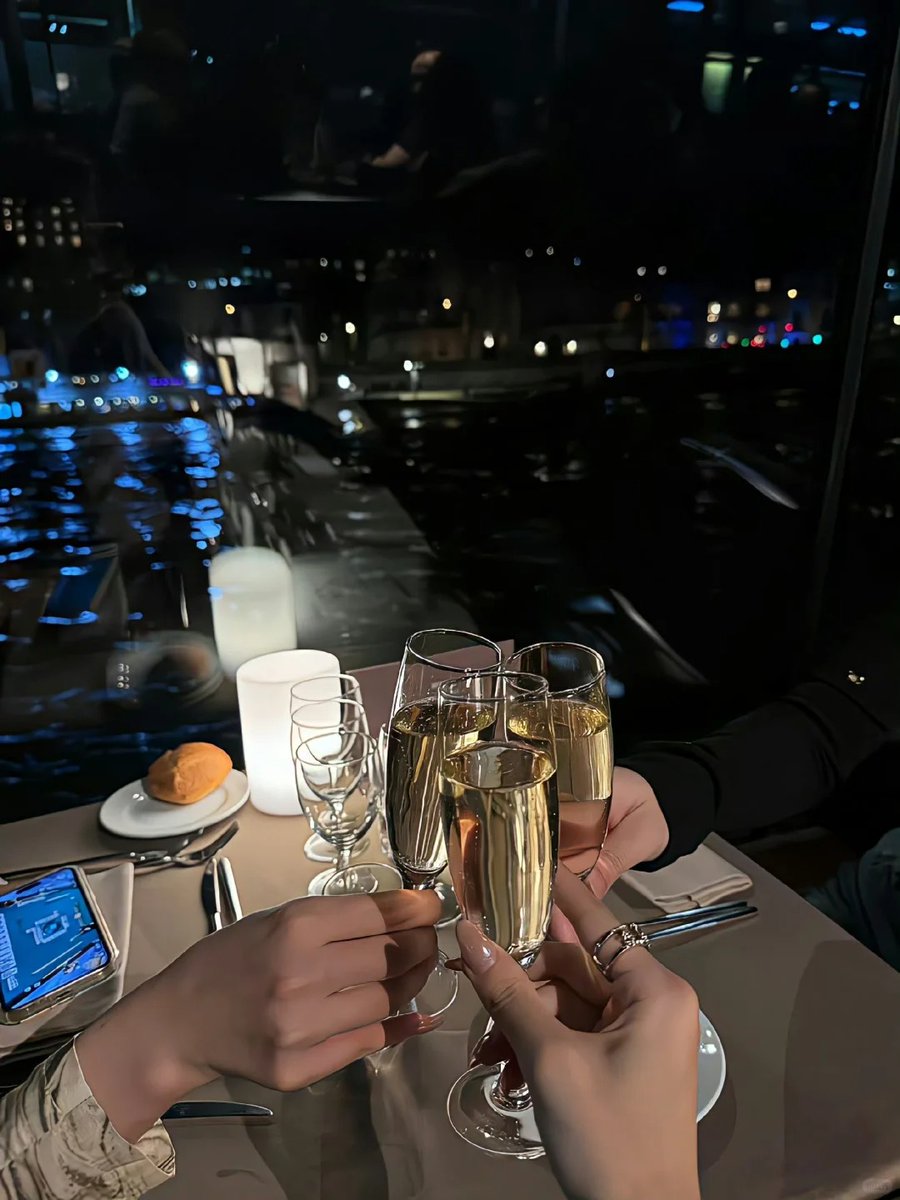 angga_ap89's tweet photo. I had dinner with my friends tonight🥂 https://t.co/pRBNhWyySM