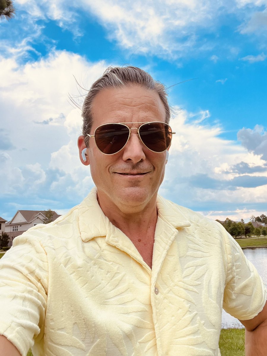 zachwolfelaw's tweet photo. Partly cloudy, warm, and breezy in the Houston area this evening.
#WeatherDad https://t.co/x2KjNfzRSk