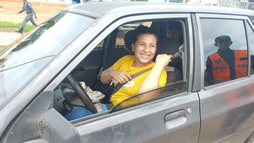 #MovilidadSegura | En el Día Mundial de la Seguridad Víal INTT Valle de la Pascua y <a href="/PNBVzla/">Cuerpo de Policía Nacional Bolivariana.</a>, se encuentran en la av. Las Industrias concientizando el buen uso del cinturón de seguridad. 
-
#NicoTieneLasRiendas