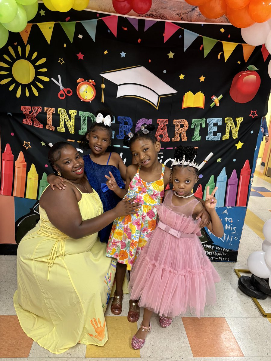 shesabratbitch's tweet photo. my heart is filled with joy, my girls are going to 1st grade πππ #byekindergarten #hello1stgrade https://t.co/ZXRGjcYhvT