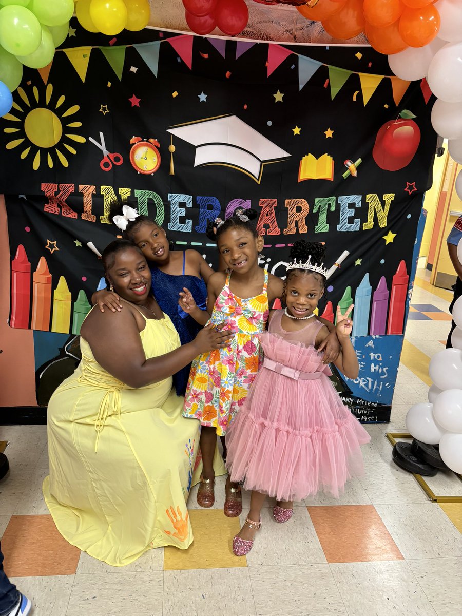 shesabratbitch's tweet photo. my heart is filled with joy, my girls are going to 1st grade πππ #byekindergarten #hello1stgrade https://t.co/ZXRGjcYhvT