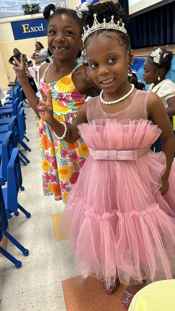 shesabratbitch's tweet photo. my heart is filled with joy, my girls are going to 1st grade πππ #byekindergarten #hello1stgrade https://t.co/ZXRGjcYhvT