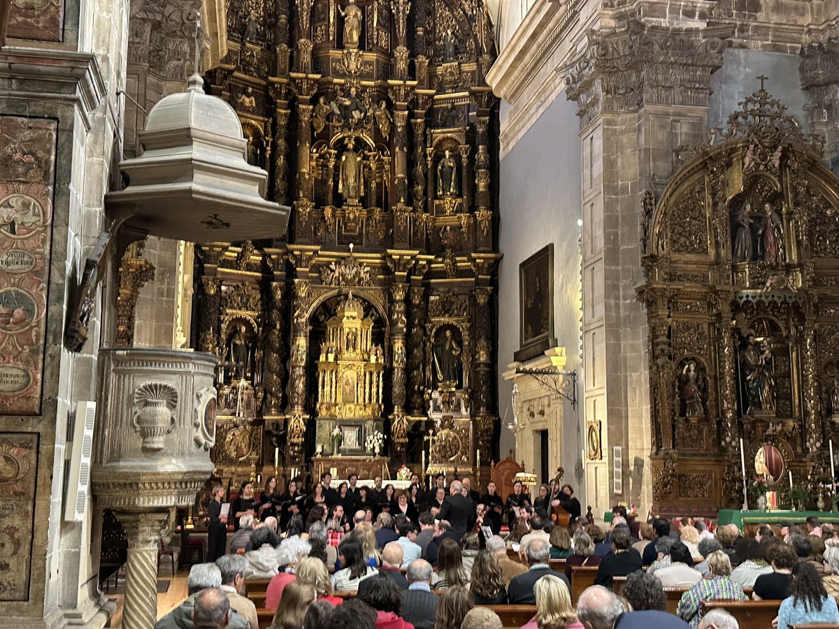 RamonSobrino1's tweet photo. En San Isidoro el Real, de Oviedo, concierto fin de curso @CoroUniversitario @uniovi_info Director #JoaquinValdeon
#AnaPeinado
#Vivaldi #Handel #Henkins #Vask
@gcuetos @Villaverde_UO
@ArchiOviedo https://t.co/07g5WKmIB5