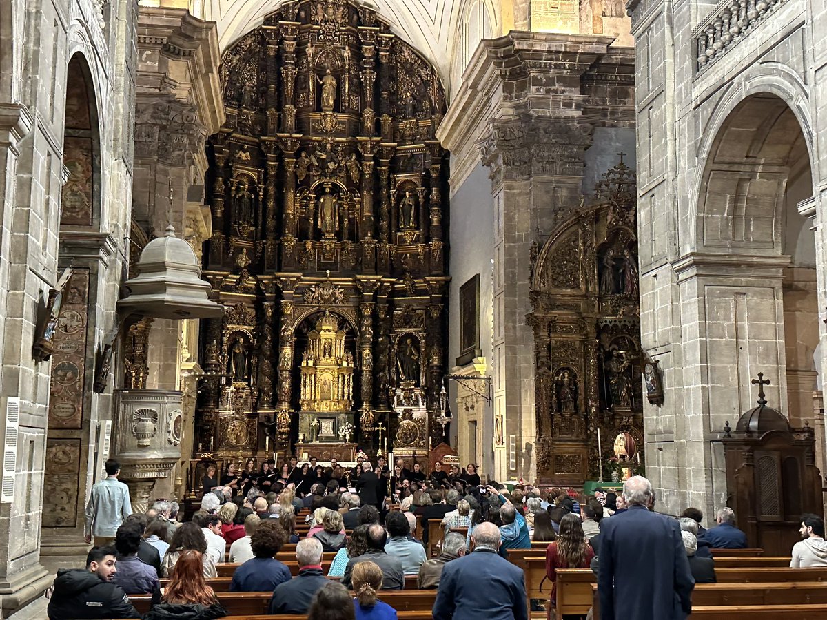 RamonSobrino1's tweet photo. En San Isidoro el Real, de Oviedo, concierto fin de curso @CoroUniversitario @uniovi_info Director #JoaquinValdeon
#AnaPeinado
#Vivaldi #Handel #Henkins #Vask
@gcuetos @Villaverde_UO
@ArchiOviedo https://t.co/07g5WKmIB5