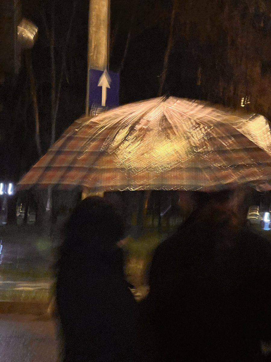 MANOLauraE's tweet photo. rain kiss https://t.co/iEnzhdbrIG