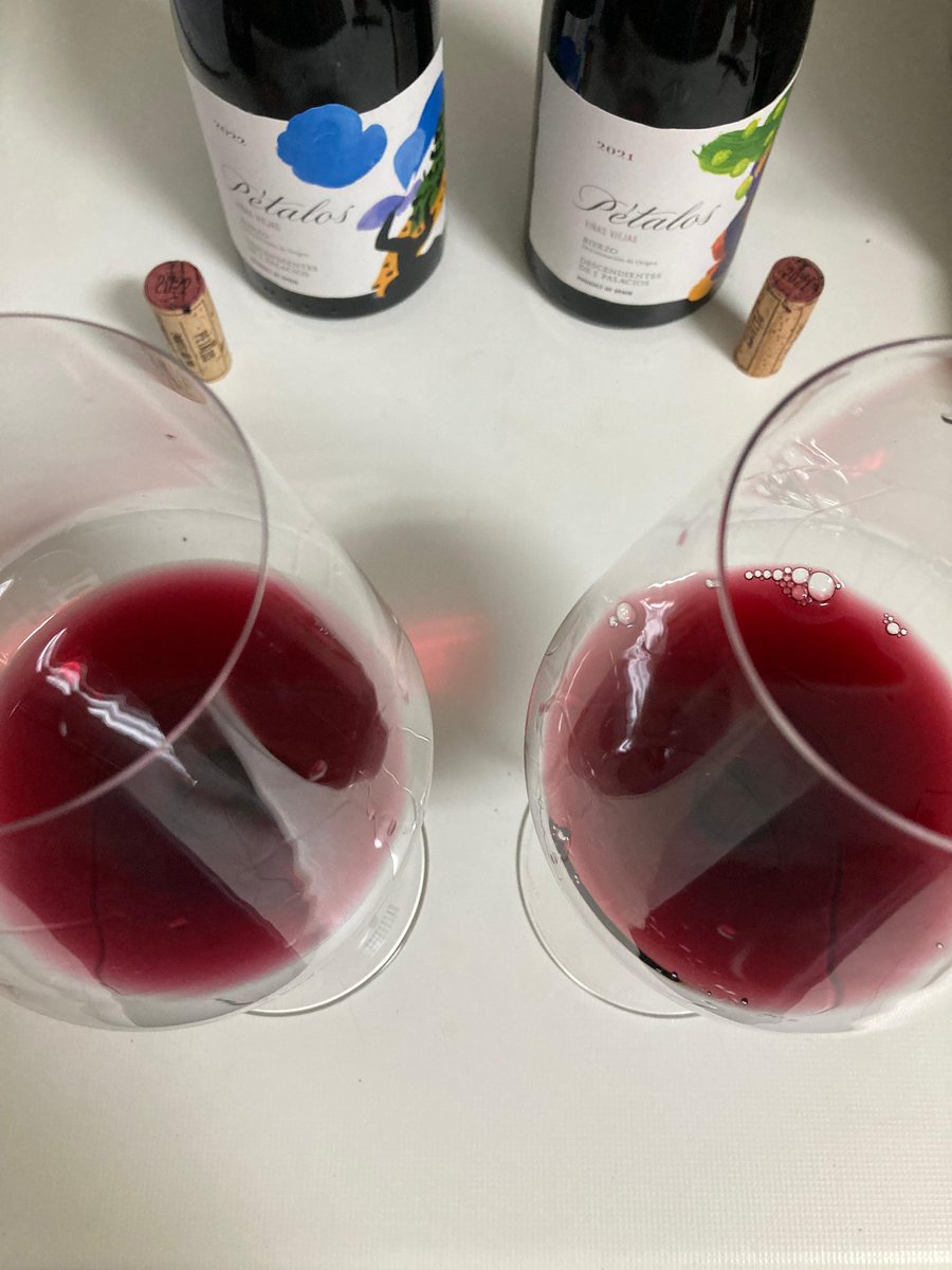 Dues anyades del mateix vi del Bierzo: DESCENDIENTES DE J. PALACIOS Pétalos 2021 (anyada més fresca) i 2022 (càlida). Em quedo amb el nas del 22 i la boca del 21, però tots 2 són molt plaents👏🏼👏🏼
I m'encanten les etiquetes de Xano Armenter, diferents cada any 🤩