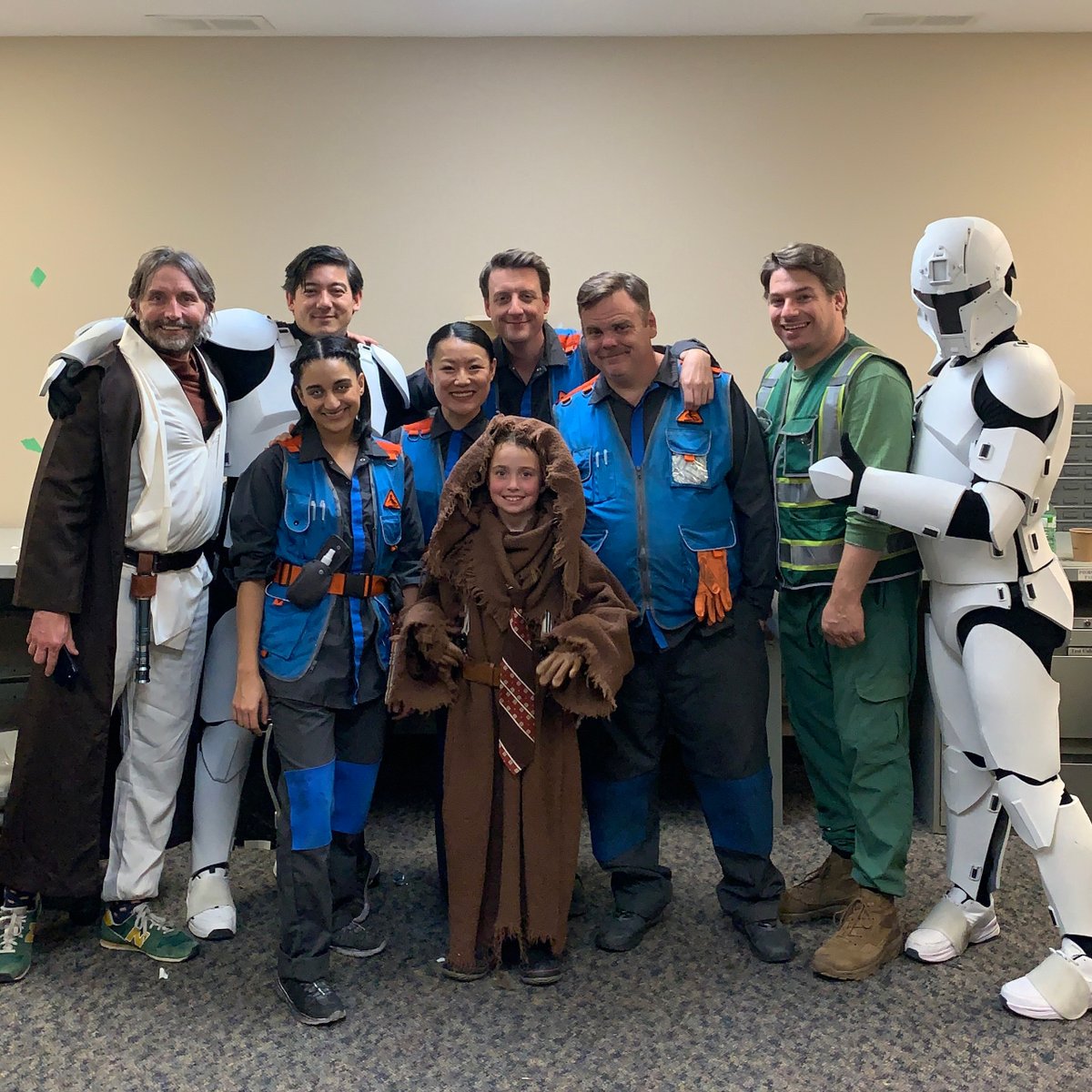 spacejanitors's tweet image. WANNA KNOW A SECRET? 🤐

Our "Judge 2D" episode featured a special secret person.

Inside the suit of the jawa lawyer from episode 3was our Supervising Sound Editor Adam Killick's kid, Audrey! Thanks for coming and making our jawa dreams come true, Audrey. We loved having you!