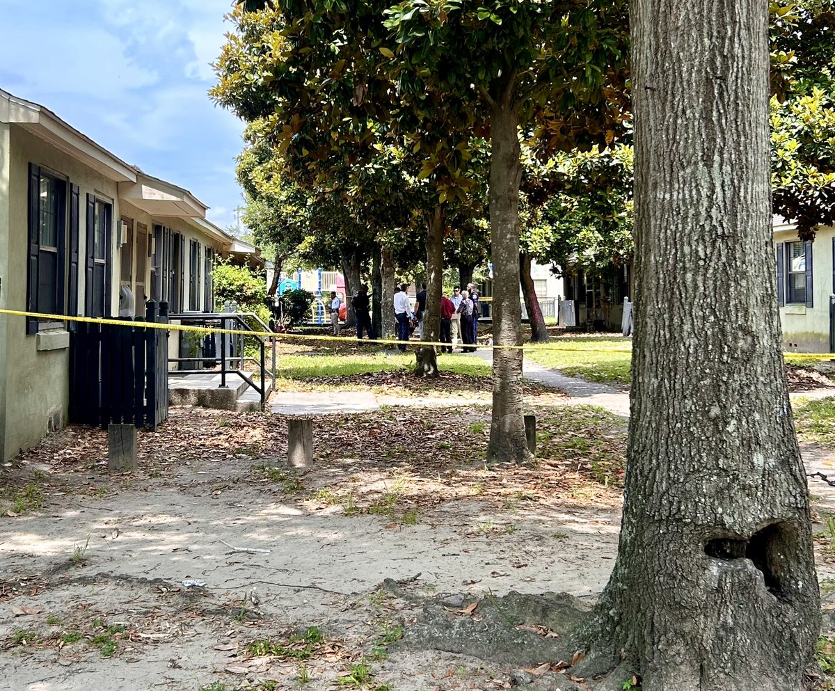 4 hours in <a href="/CharlestonPD/">Charleston P.D.</a> investigators still working a scene where they say one person was killed in a shooting.  Crime scene tape surrounds homes at South St &amp; America w/ focus on the playground area. No motive/arrests reported.  Follow <a href="/ABCNews4/">ABC News 4</a> for latest #chsnews #abcnews4