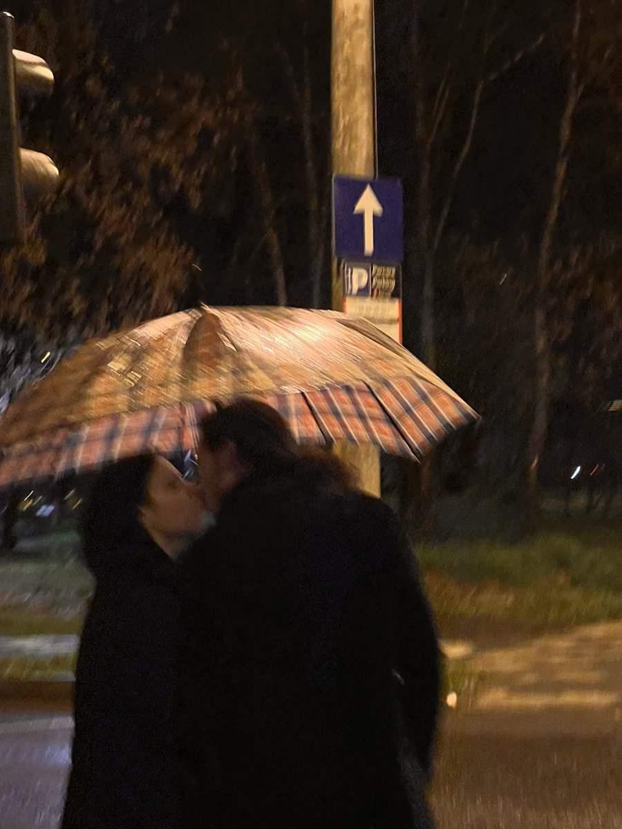 MANOLauraE's tweet photo. wet kiss 
#Love https://t.co/uBl9rR8k8f