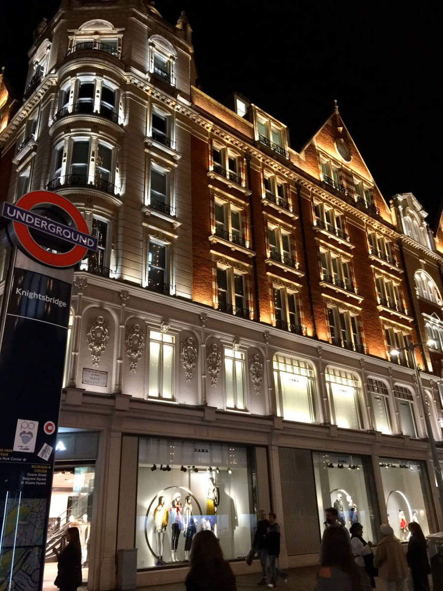 FranchesLim's tweet image. At night, the streets of London are beautiful with lights, and the famous Harrods is a must-visit mall.