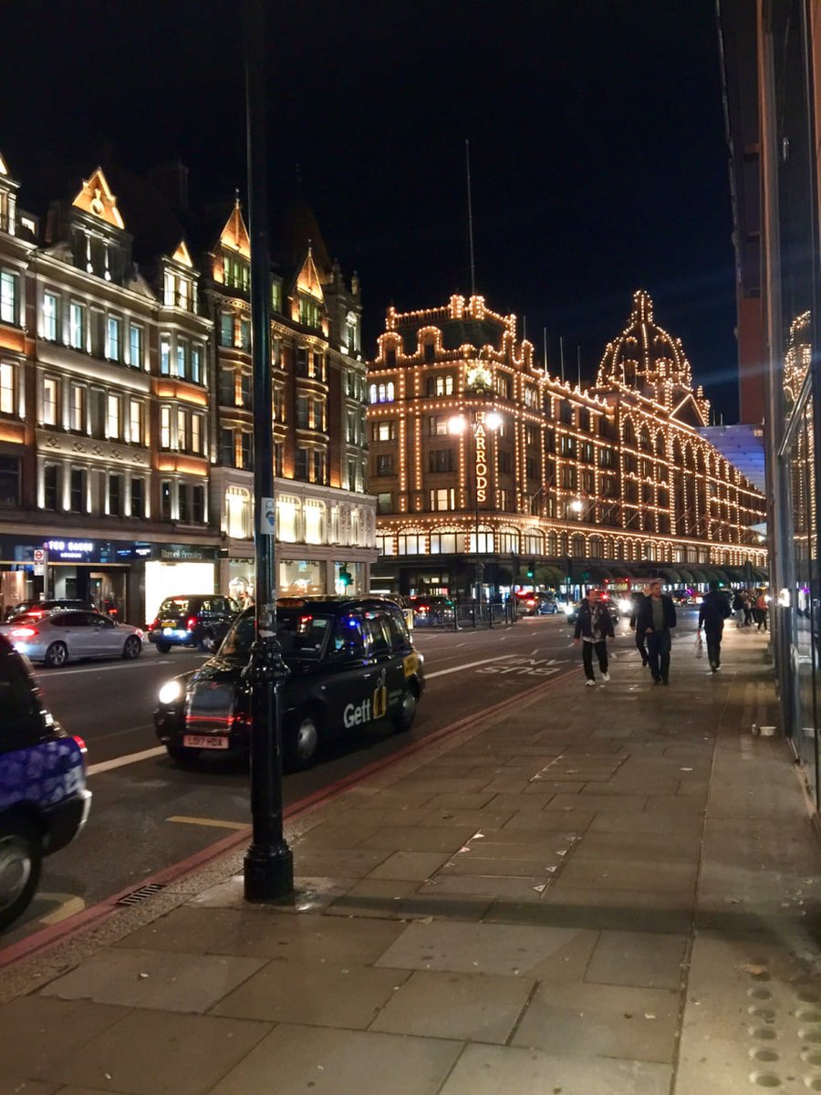 FranchesLim's tweet image. At night, the streets of London are beautiful with lights, and the famous Harrods is a must-visit mall.
