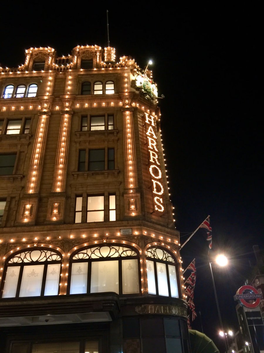 FranchesLim's tweet image. At night, the streets of London are beautiful with lights, and the famous Harrods is a must-visit mall.