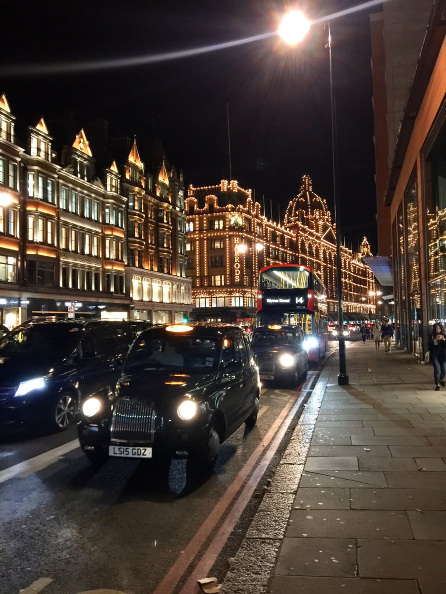 FranchesLim's tweet image. At night, the streets of London are beautiful with lights, and the famous Harrods is a must-visit mall.