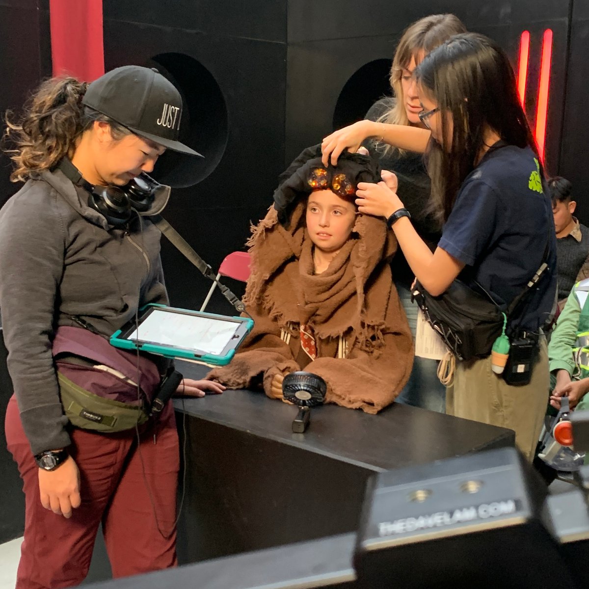 spacejanitors's tweet image. WANNA KNOW A SECRET? 🤐

Our "Judge 2D" episode featured a special secret person.

Inside the suit of the jawa lawyer from episode 3was our Supervising Sound Editor Adam Killick's kid, Audrey! Thanks for coming and making our jawa dreams come true, Audrey. We loved having you!