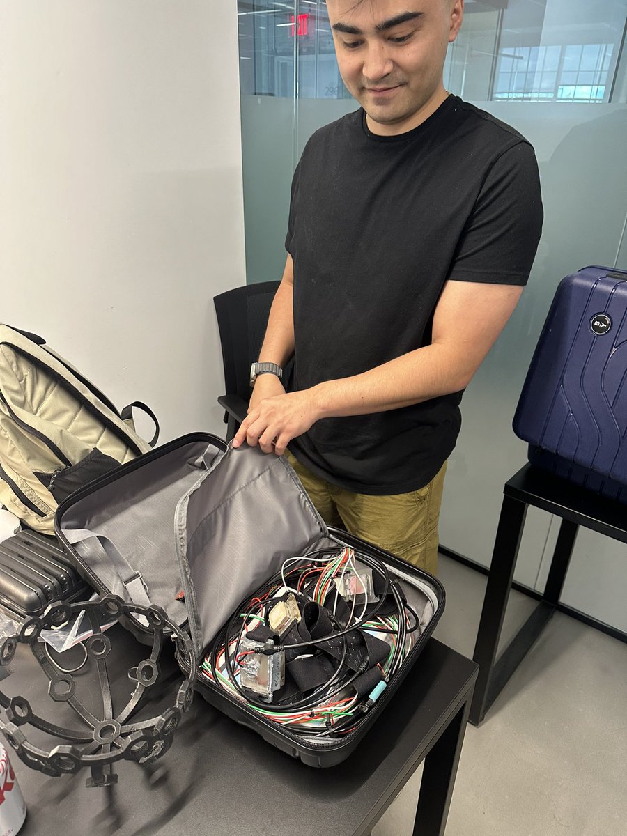 KoyaSaito's tweet photo. “do you think tsa’s gonna stop me?” https://t.co/b6U37tIHCv