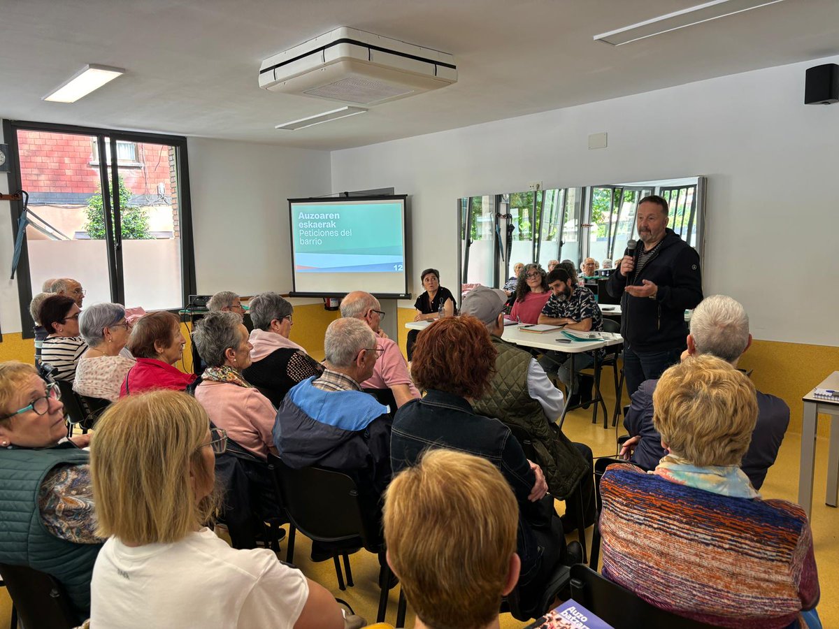Hauteskundeak lau urtero izaten dira baina demokrazia eguneroko jardunarekin eraikitzen da. 
Gaur itzuli gara auzo-batzarretara.

Ha sido un placer reunirnos y conversar con casi un centenar de vecinas y vecinos de #Galtzaraborda. Mañana nos vemos en #Iztieta #Ondartxo.