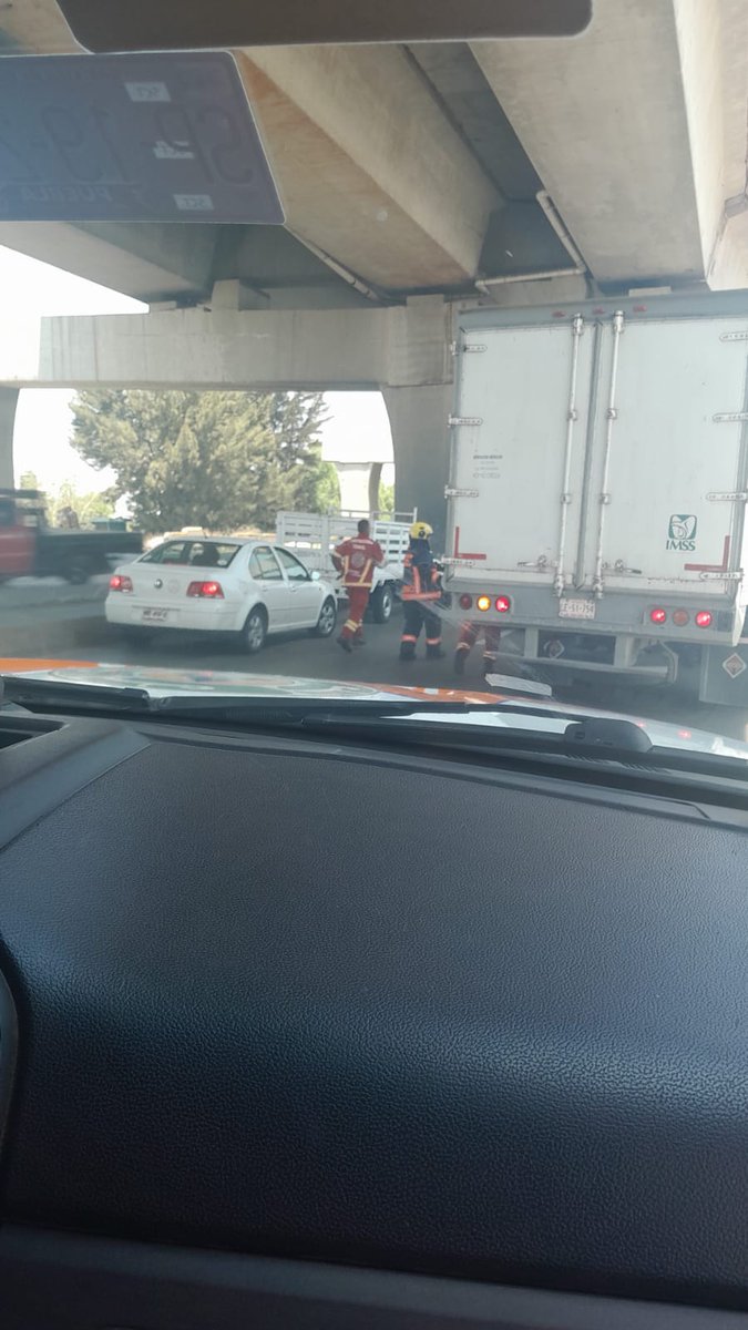 victorcabreramx's tweet image. #Puebla|| Se registra esta tarde el choque y explosión de un tráiler  que transportaba cemento sobre la autopista #México-#Puebla, a la altura de #LaMaría, sentido a #Finsa

Elementos de emergencia se encuentran en el lugar, el conductor falleció.

#TomePrecauciones