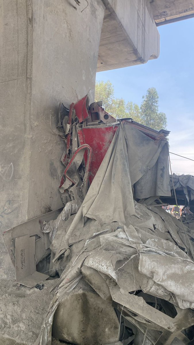 victorcabreramx's tweet image. #Puebla|| Se registra esta tarde el choque y explosión de un tráiler  que transportaba cemento sobre la autopista #México-#Puebla, a la altura de #LaMaría, sentido a #Finsa

Elementos de emergencia se encuentran en el lugar, el conductor falleció.

#TomePrecauciones