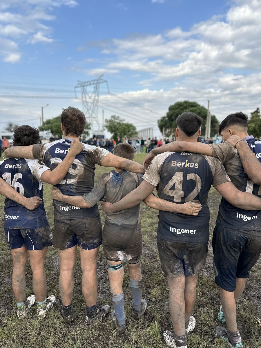 halcones2021's tweet photo. @Inisa_Oficial @GustavoZerbino Mención especial para la gran familia de @clubseminariouy: jugadores, padres, hermanos y allegados que nos acompañaron. Sobre todo a Daniel Turcatti, hermano de Numa: fue un honor recibirte para hacer entrega del trofeo al capitán de los 𝗛𝗮𝗹𝗰𝗼𝗻𝗲𝘀

(…) https://t.co/RxfzGuO22H